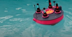 Ютубер распечатал в 3D плавающий столик для подачи напитков и закусок в бассейне